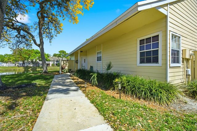 2074 Champions Way, North Lauderdale, FL 33068