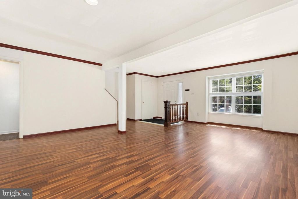 Image 3 of property listing at 4663 HALLOWED STRM, Ellicott City, MD 21042