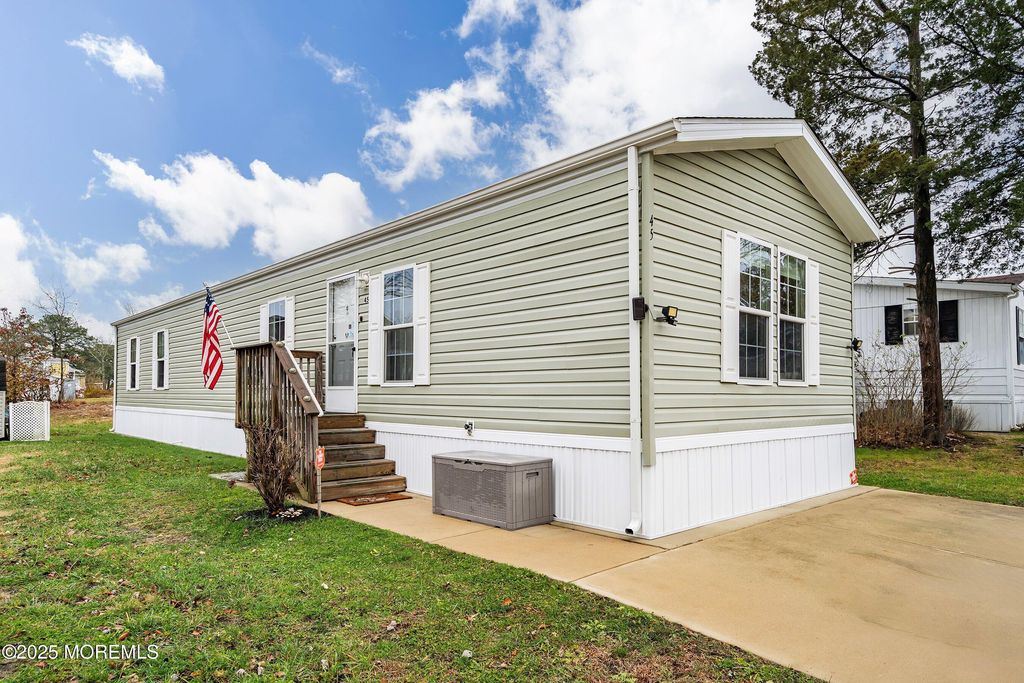 45 Beaver Avenue, Whiting, NJ 08759