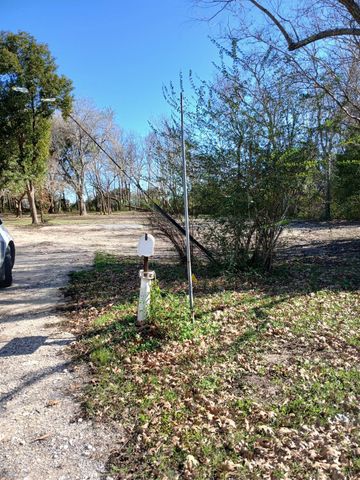 8019 Bellwood Drive, Hitchcock, TX 77563