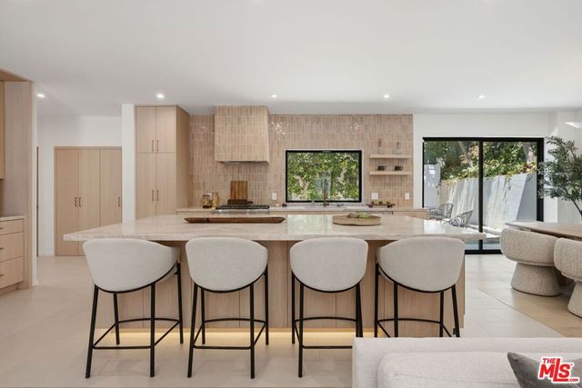 1712 N Beverly Glen Boulevard, Los Angeles, CA 90077