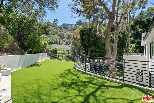 1712 N Beverly Glen Boulevard, Los Angeles, CA 90077