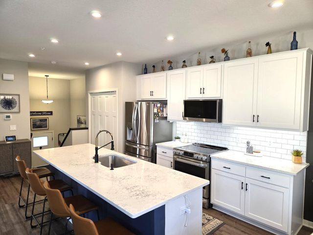 2234 Gateway Curve, North Saint Paul, MN 55109