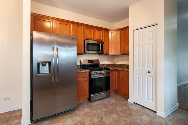 2216 Woodview Avenue, Joliet, IL 60431