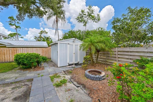 811 ALDERWOOD WAY, Sarasota, FL 34243