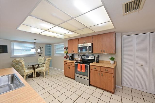 811 ALDERWOOD WAY, Sarasota, FL 34243