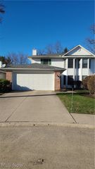 18040 Woodside N, Strongsville, OH 44149
