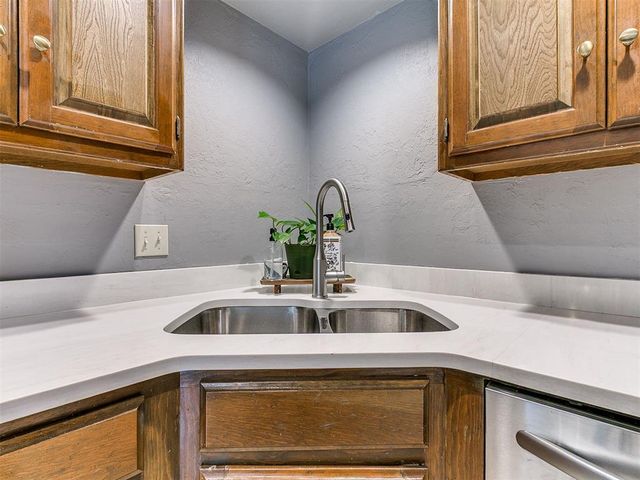 912 Stonehenge Drive, Edmond, OK 73034