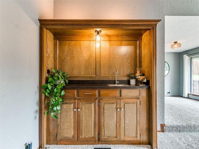 912 Stonehenge Drive, Edmond, OK 73034