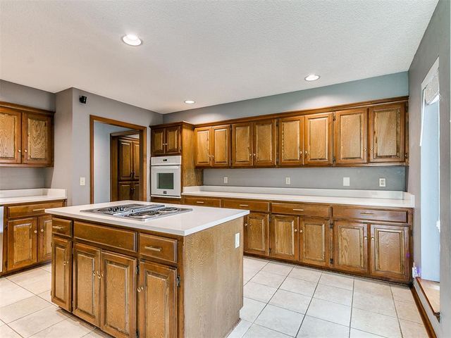 912 Stonehenge Drive, Edmond, OK 73034