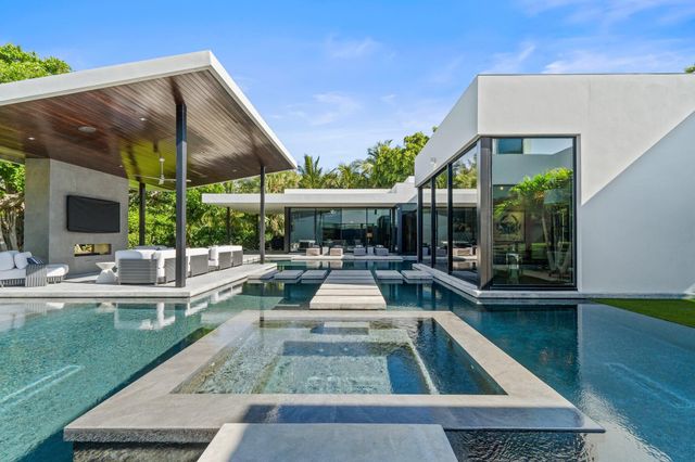 12 N Beach Road, Jupiter Island, FL 33455