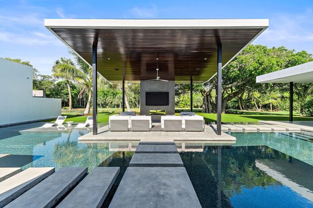 12 N Beach Road, Jupiter Island, FL 33455