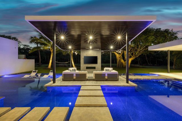 12 N Beach Road, Jupiter Island, FL 33455