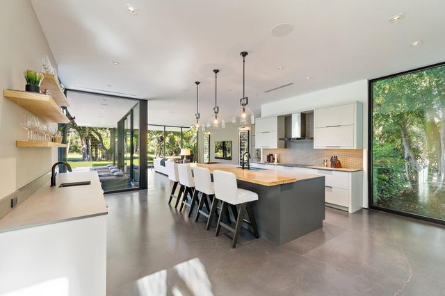 12 N Beach Road, Jupiter Island, FL 33455