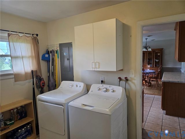 8029 Woodbridge Rd, Hanover, VA 23111