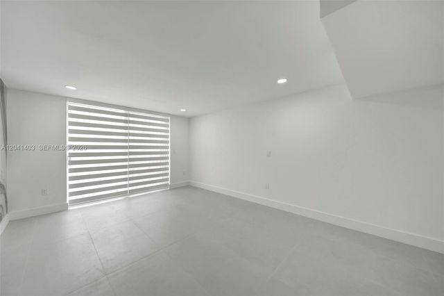 1083 W 38th St 23-8, Hialeah, FL 33012