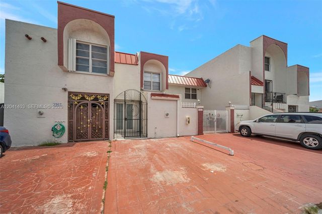 1083 W 38th St 23-8, Hialeah, FL 33012