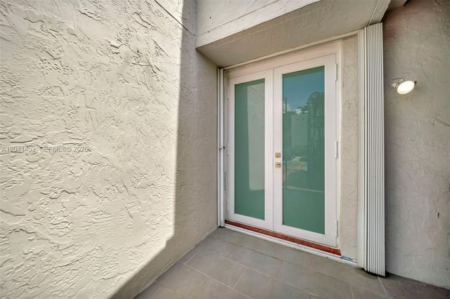 1083 W 38th St 23-8, Hialeah, FL 33012
