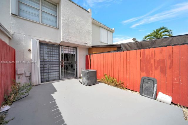 1083 W 38th St 23-8, Hialeah, FL 33012