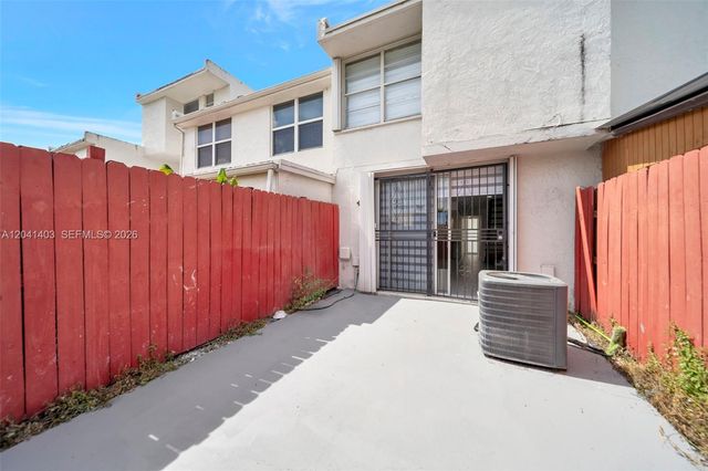 1083 W 38th St 23-8, Hialeah, FL 33012
