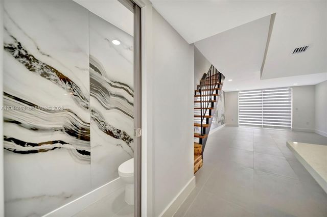 1083 W 38th St 23-8, Hialeah, FL 33012
