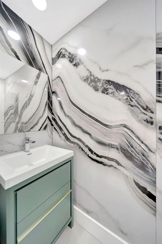 1083 W 38th St 23-8, Hialeah, FL 33012