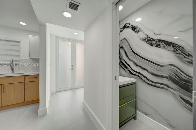 1083 W 38th St 23-8, Hialeah, FL 33012