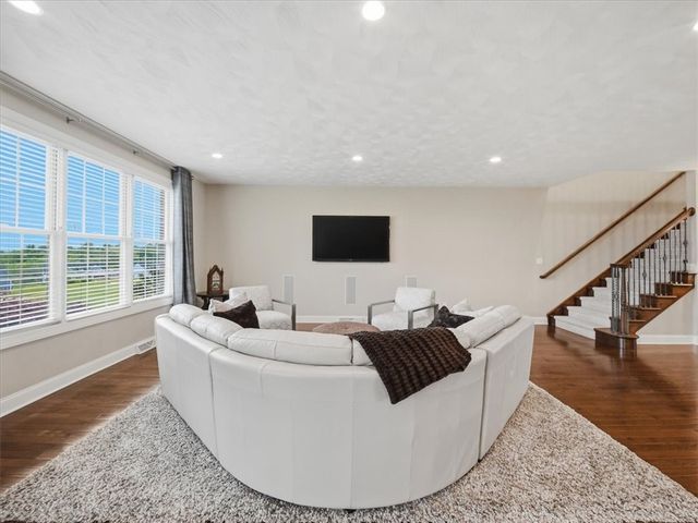 1043 Blackthorne Dr, Penn Twp, PA 15644