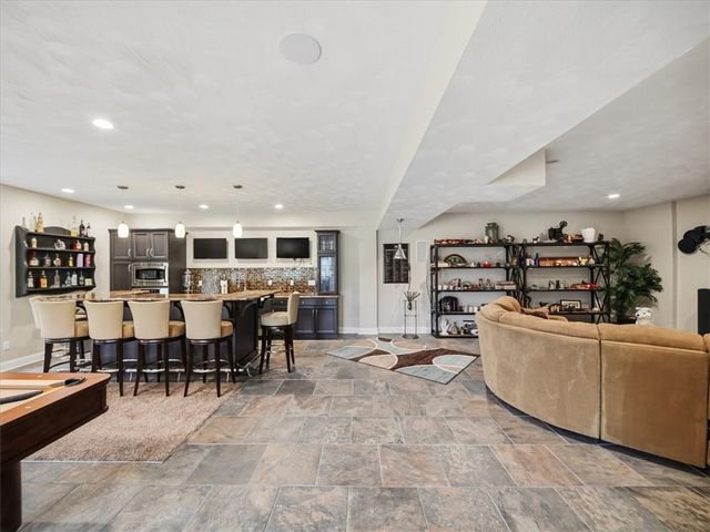 1043 Blackthorne Dr, Penn Twp, PA 15644