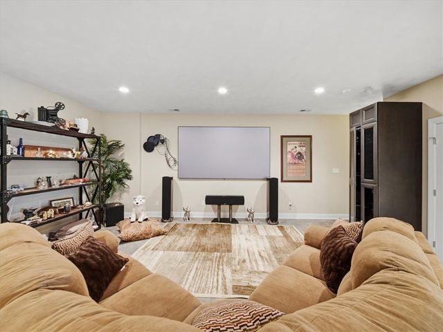 1043 Blackthorne Dr, Penn Twp, PA 15644