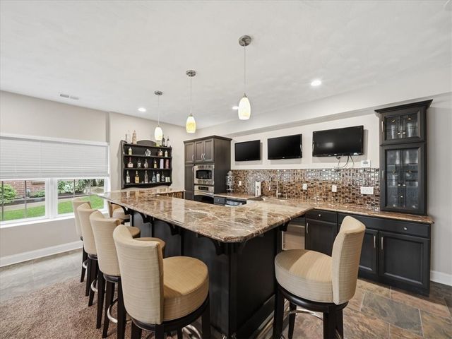 1043 Blackthorne Dr, Penn Twp, PA 15644