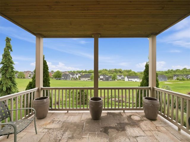 1043 Blackthorne Dr, Penn Twp, PA 15644