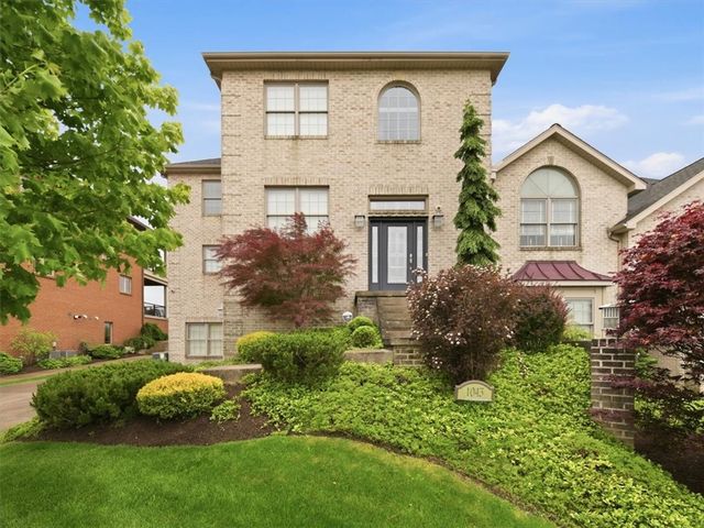 1043 Blackthorne Dr, Penn Twp, PA 15644