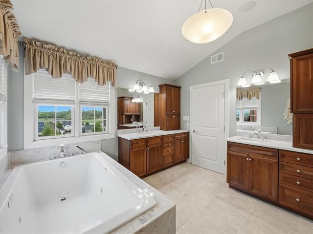1043 Blackthorne Dr, Penn Twp, PA 15644