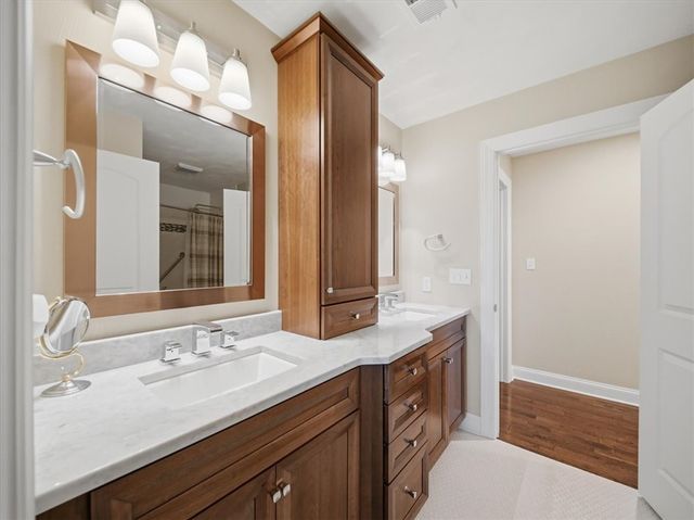 1043 Blackthorne Dr, Penn Twp, PA 15644