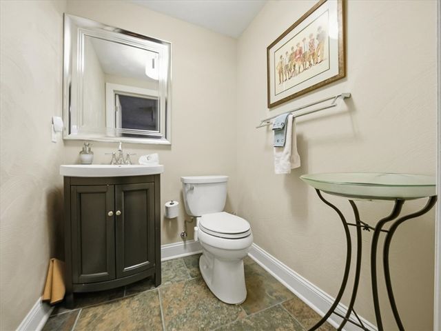 1043 Blackthorne Dr, Penn Twp, PA 15644