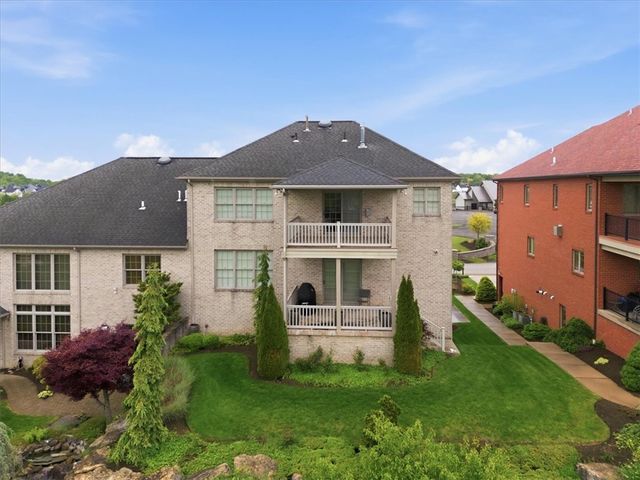 1043 Blackthorne Dr, Penn Twp, PA 15644