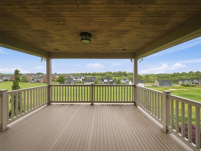 1043 Blackthorne Dr, Penn Twp, PA 15644