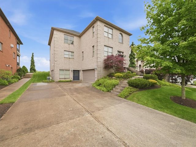 1043 Blackthorne Dr, Penn Twp, PA 15644