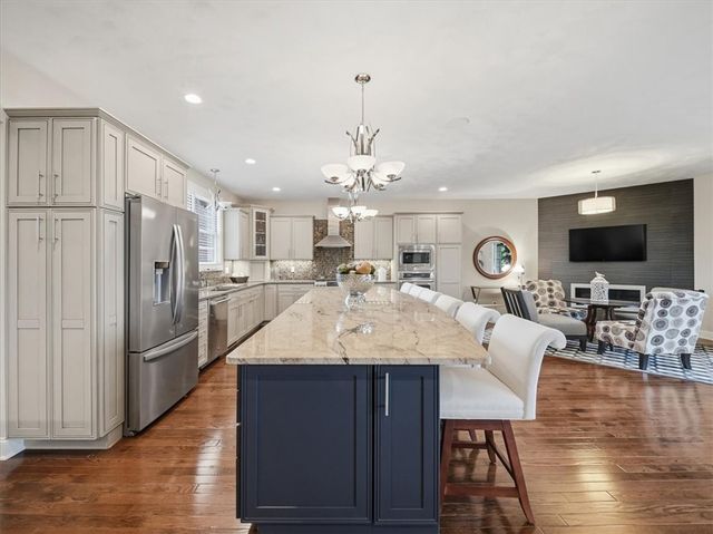 1043 Blackthorne Dr, Penn Twp, PA 15644