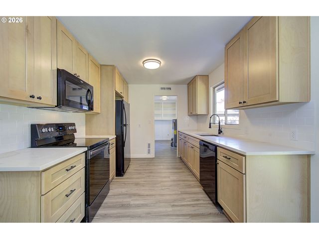 3920 E 18TH St, Vancouver, WA 98661