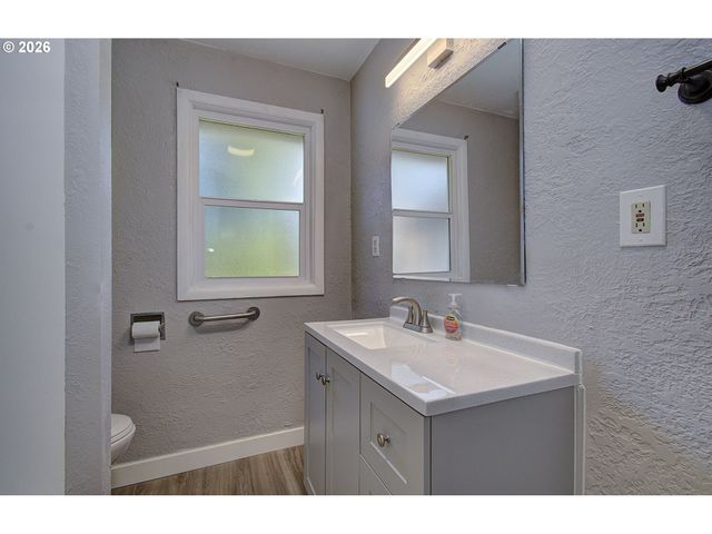 3920 E 18TH St, Vancouver, WA 98661