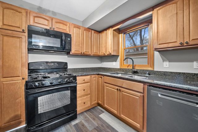 W148N8435 Albert PLACE, Menomonee Falls, WI 53051