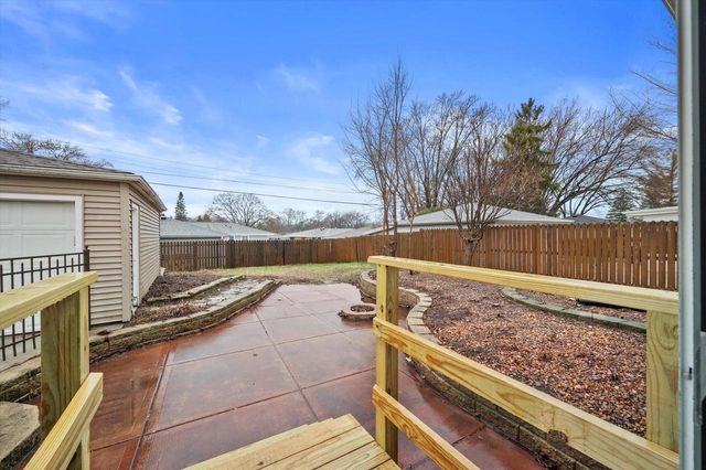 W148N8435 Albert PLACE, Menomonee Falls, WI 53051