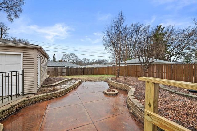 W148N8435 Albert PLACE, Menomonee Falls, WI 53051