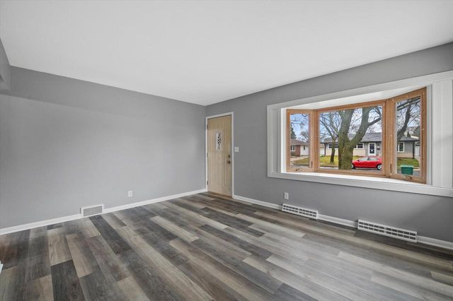 W148N8435 Albert PLACE, Menomonee Falls, WI 53051