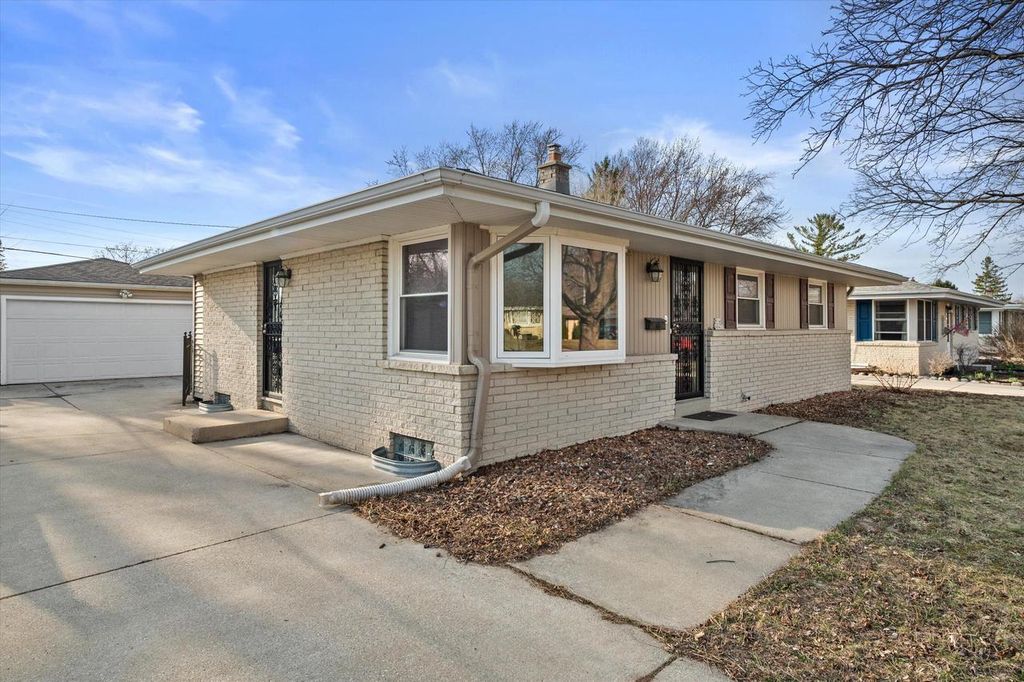 W148N8435 Albert PLACE, Menomonee Falls, WI 53051