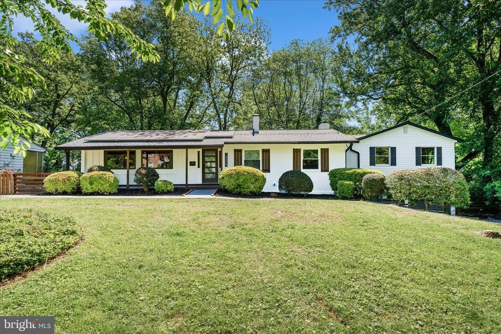 Image 1 of property listing at 12509 KNIGHTSBRIDGE CT, Rockville, MD 20850
