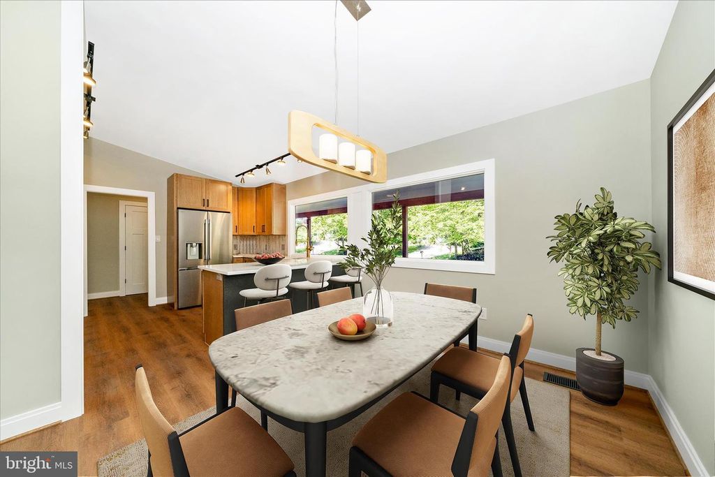 Image 6 of property listing at 12509 KNIGHTSBRIDGE CT, Rockville, MD 20850