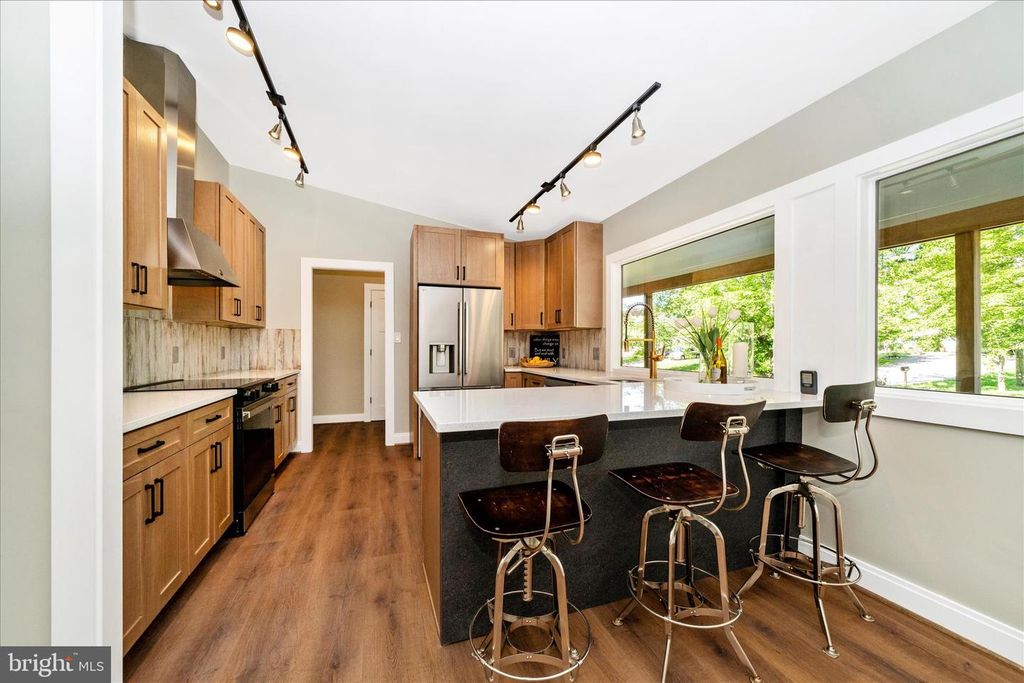 Image 7 of property listing at 12509 KNIGHTSBRIDGE CT, Rockville, MD 20850